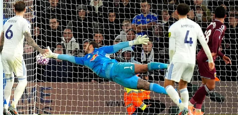 Portero de Leeds deteniendo un tiro en el partido