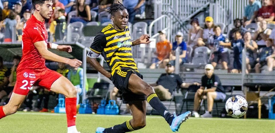 Jugador de Pittsburgh Riverhounds disparando al balón