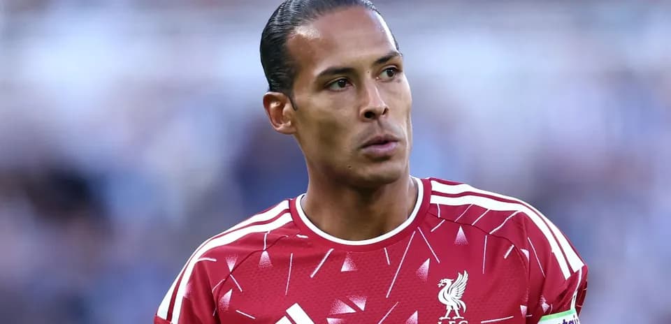 Jugador de Liverpool en uniforme rojo durante partido