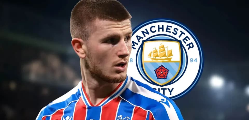 Jugador con camiseta del Crystal Palace y logo de Manchester City