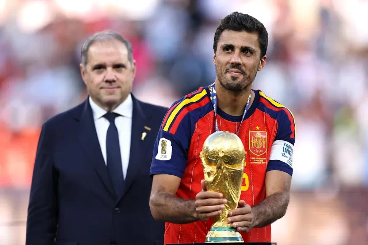 Jugador sosteniendo el trofeo de la Copa del Mundo