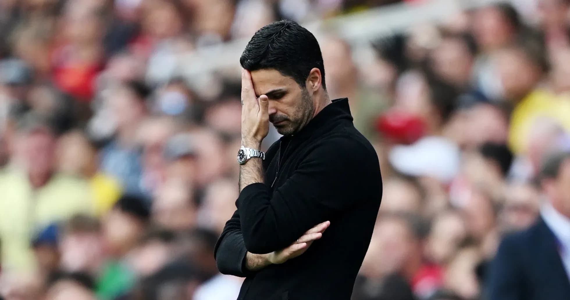 Entrenador con mano en la frente durante partido