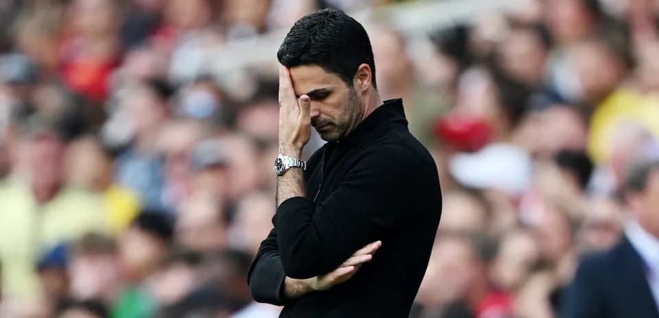 Entrenador con mano en la frente durante partido
