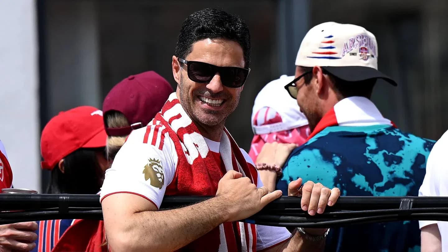 Hombre sonriente con bufanda en evento deportivo