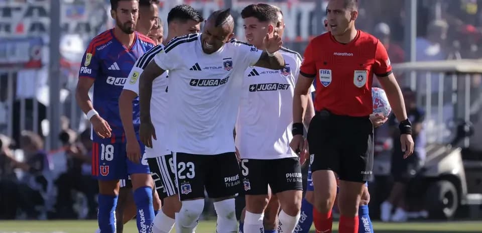 Jugadores de Colo Colo y Universidad de Chile en el partido