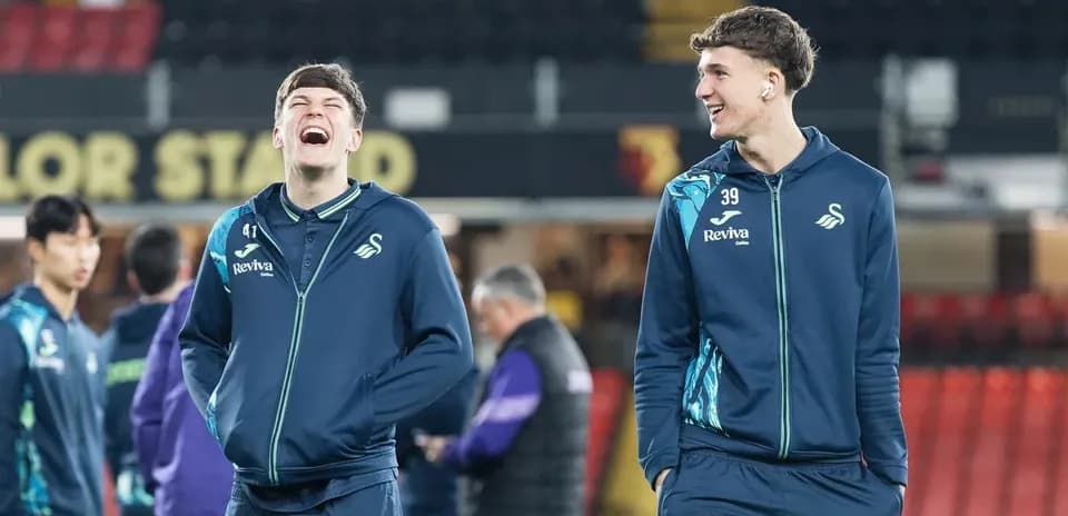 Jugadores de Swansea City riendo durante el calentamiento