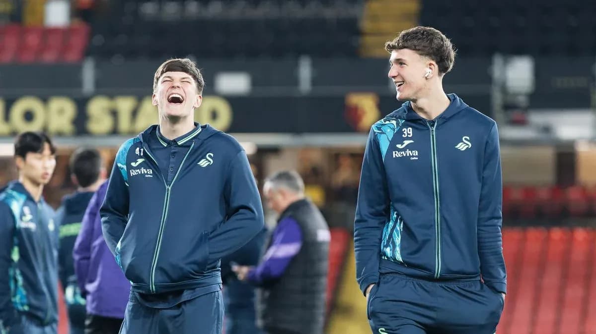Jugadores de Swansea City riendo durante el calentamiento