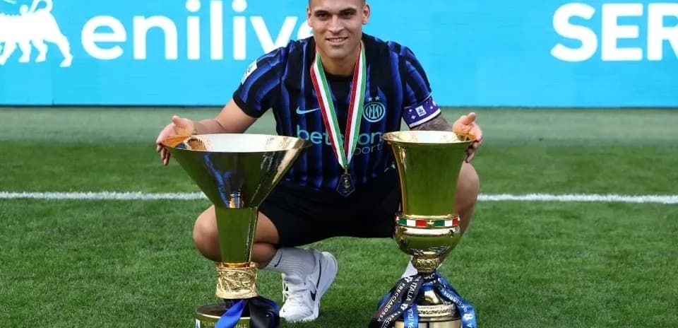 Jugador con trofeos en el campo de fútbol