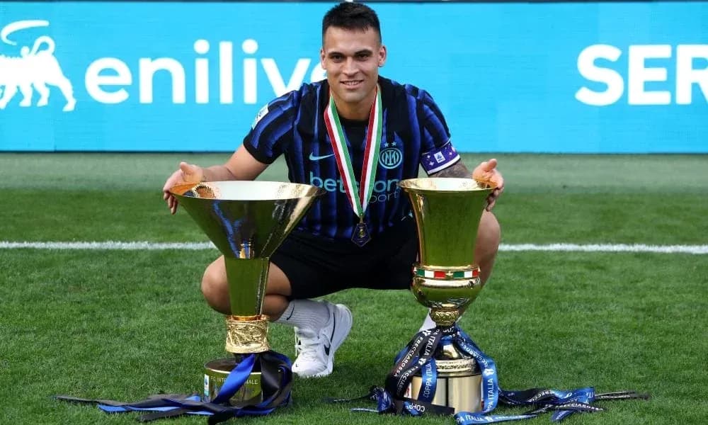 Jugador con trofeos en el campo de fútbol