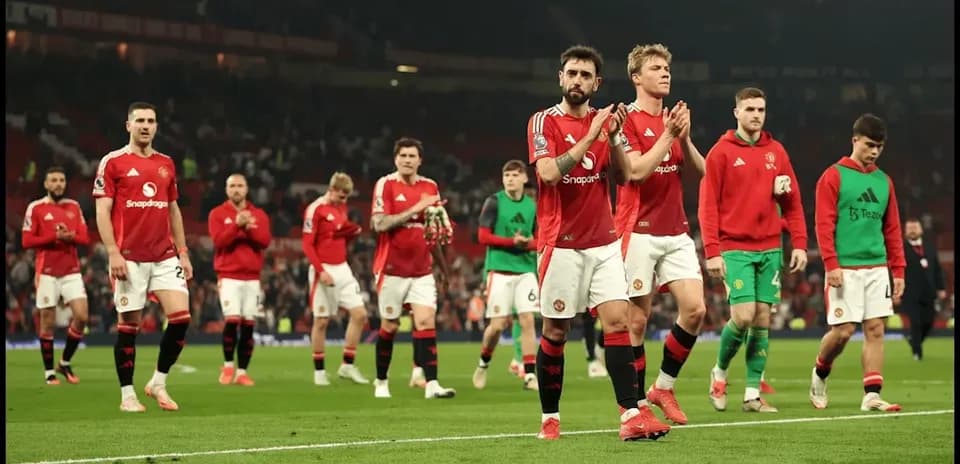Jugadores del Manchester United aplaudiendo tras el partido