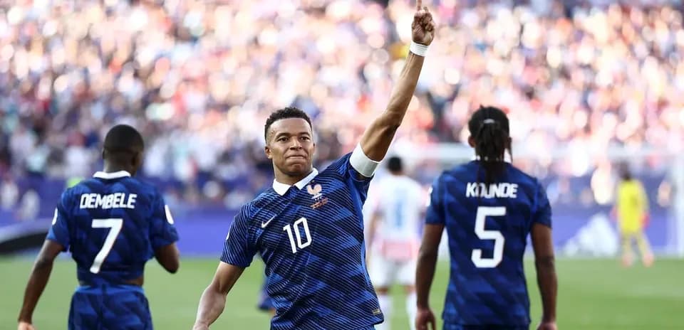 Kylian Mbappé celebra un gol con sus compañeros