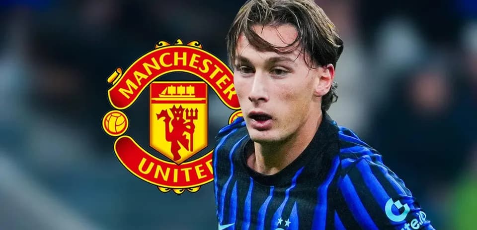 Jugador de fútbol corriendo con logo de Manchester United