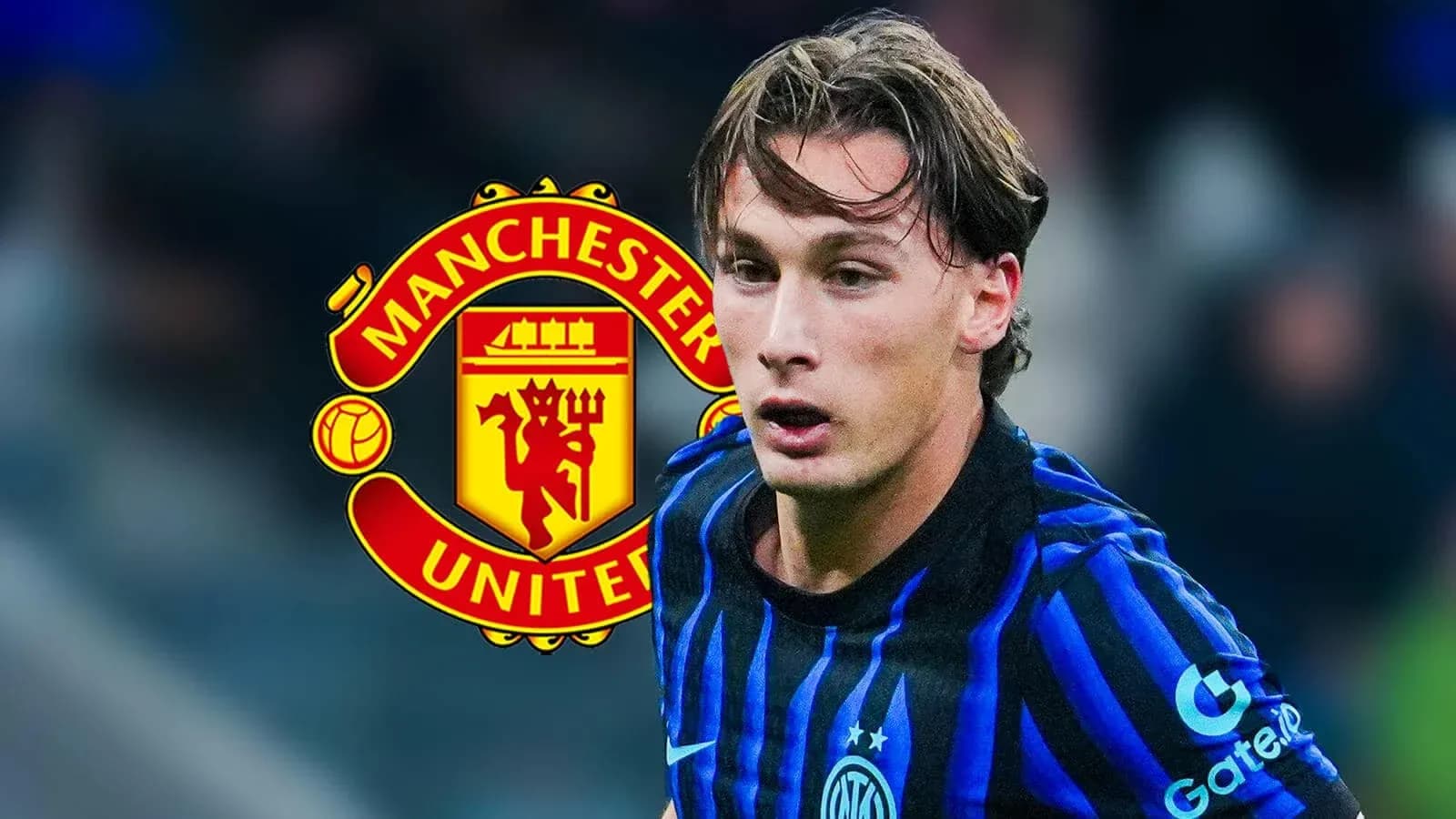 Jugador de fútbol corriendo con logo de Manchester United