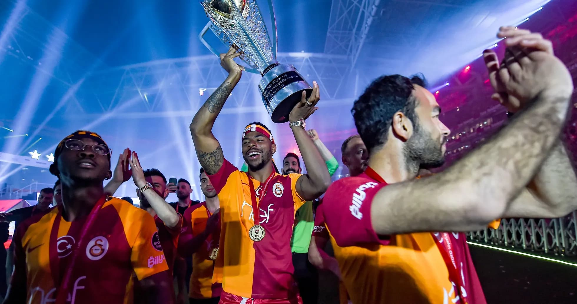 Jugadores de Galatasaray celebrando con el trofeo