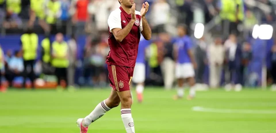 Jugador aplaudiendo en el campo tras el partido