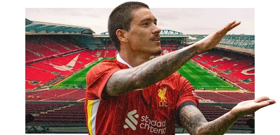 Jugador de Liverpool en Anfield gesticulando durante partido
