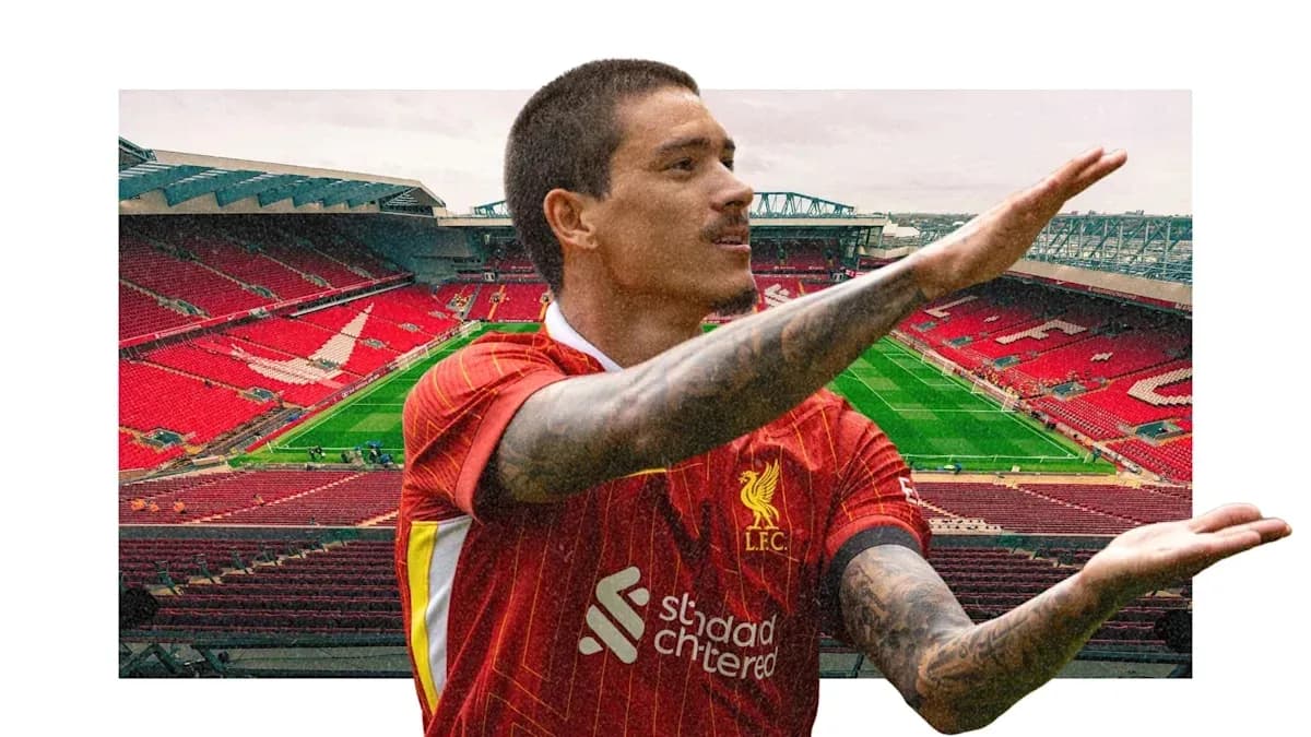 Jugador de Liverpool en Anfield gesticulando durante partido