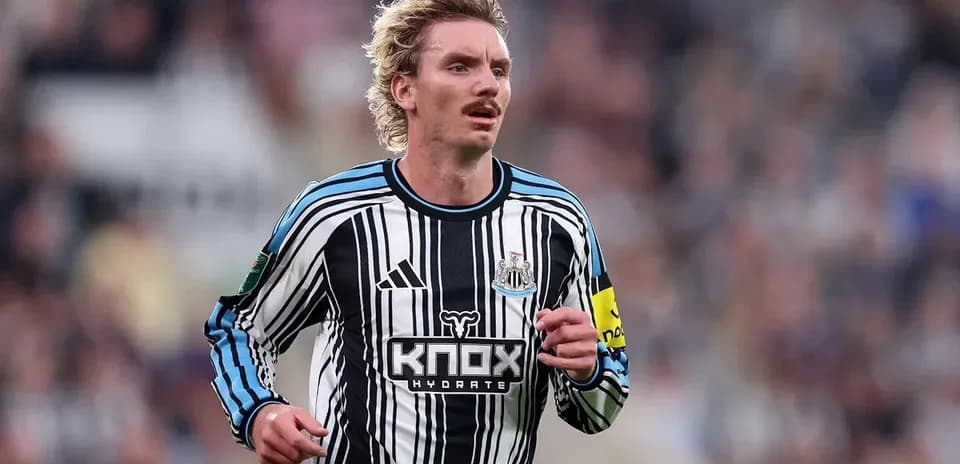 Jugador de Newcastle United corriendo en el campo
