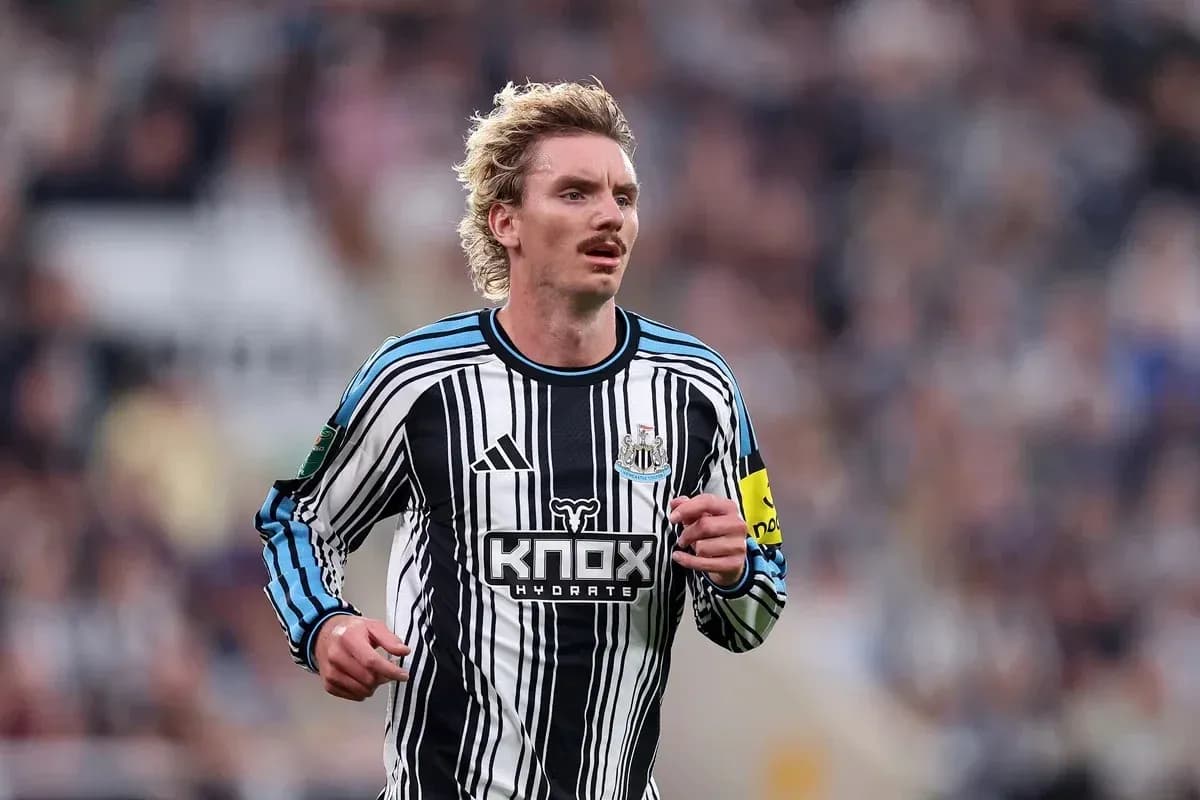 Jugador de Newcastle United corriendo en el campo