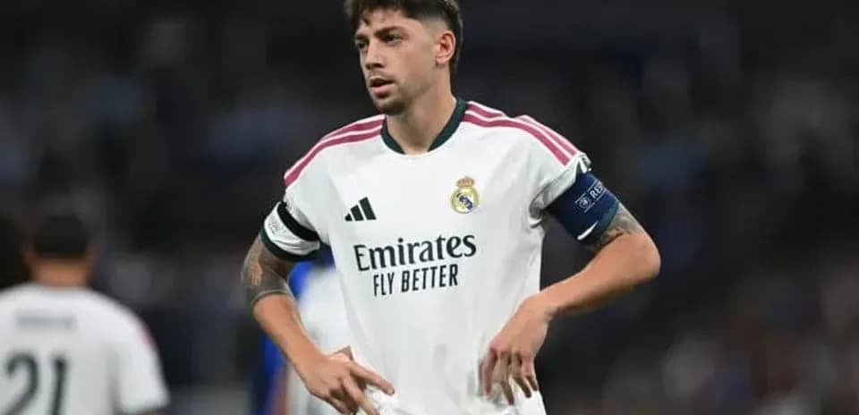 Jugador de Real Madrid con el balón en el campo