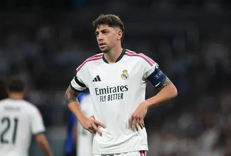Jugador de Real Madrid con el balón en el campo