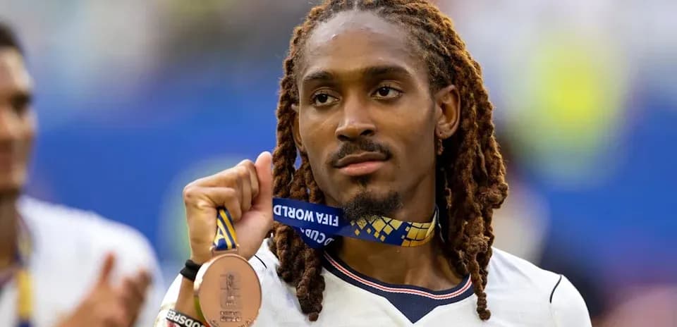 Jugador sosteniendo medalla de bronce en celebración
