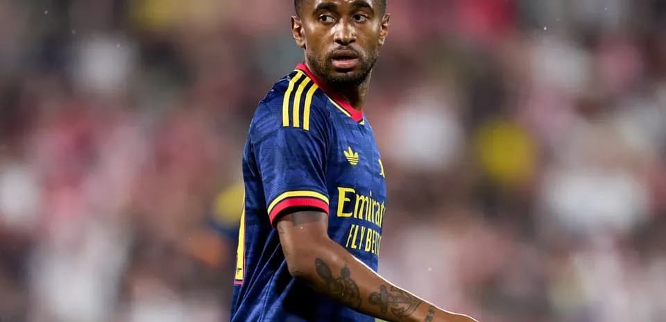 Jugador de fútbol en uniforme de Arsenal en el campo
