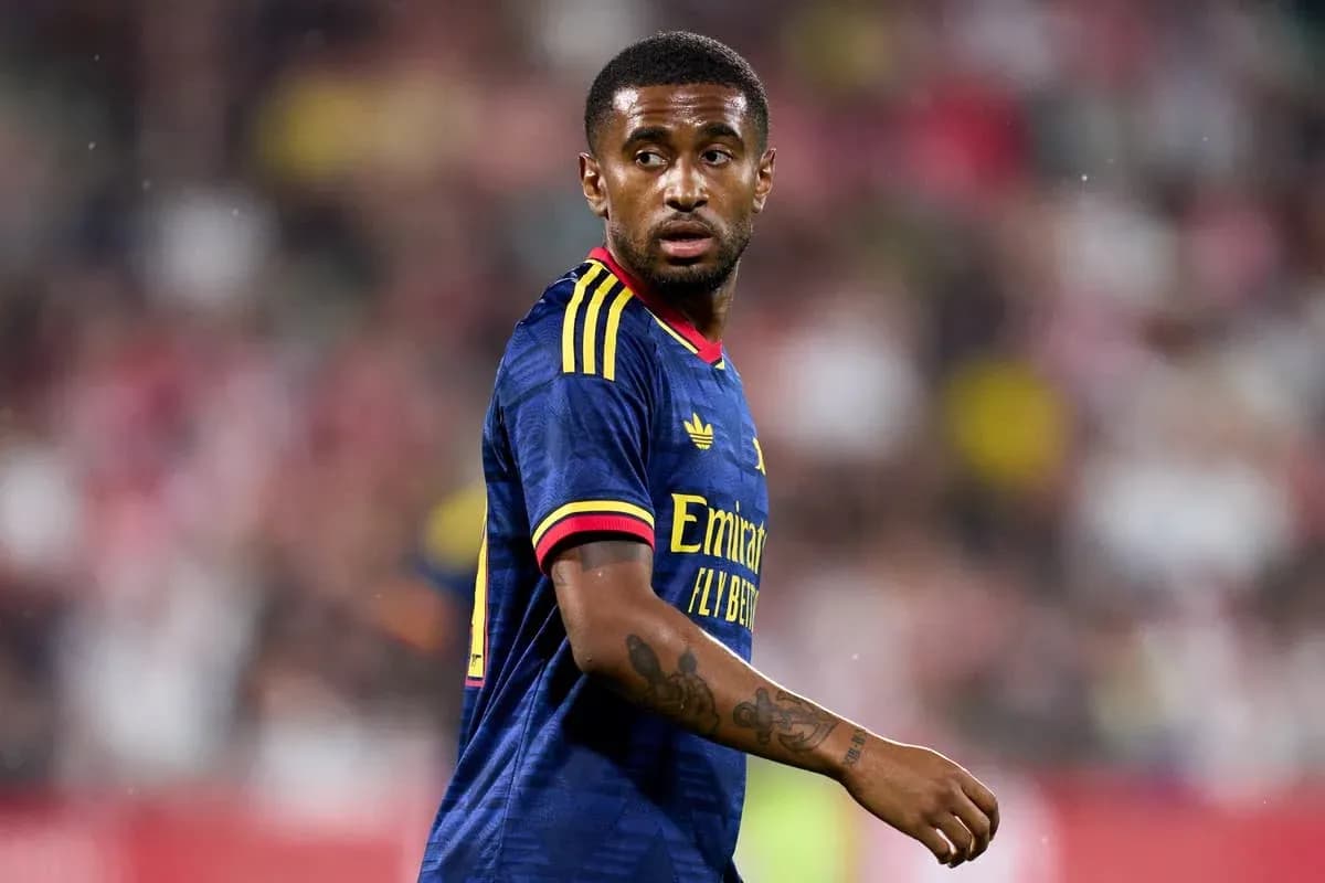 Jugador de fútbol en uniforme de Arsenal en el campo