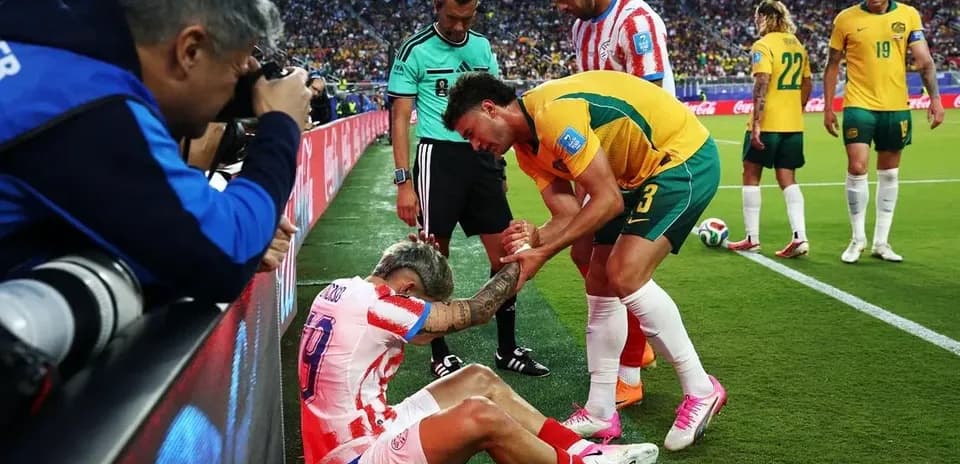 Jugador caído recibiendo asistencia en el campo