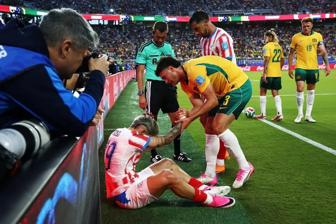 Jugador caído recibiendo asistencia en el campo