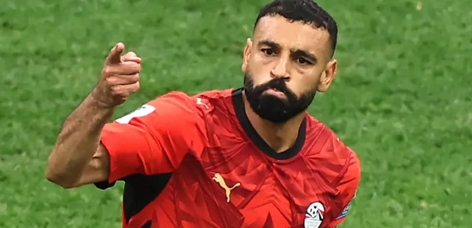 Jugador de Egipto señalando durante el partido