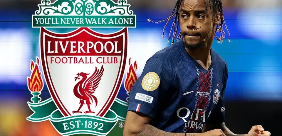 Jugador de PSG corriendo con logo de Liverpool detrás