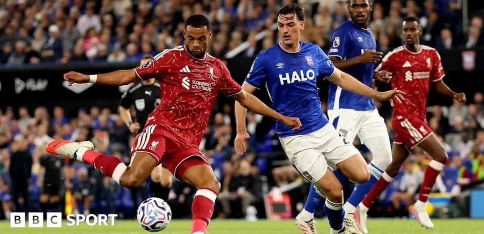 Jugador de Liverpool disparando ante rival de Ipswich