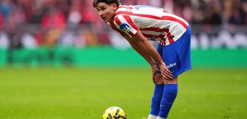 Jugador de Atlético de Madrid preparándose para tiro libre