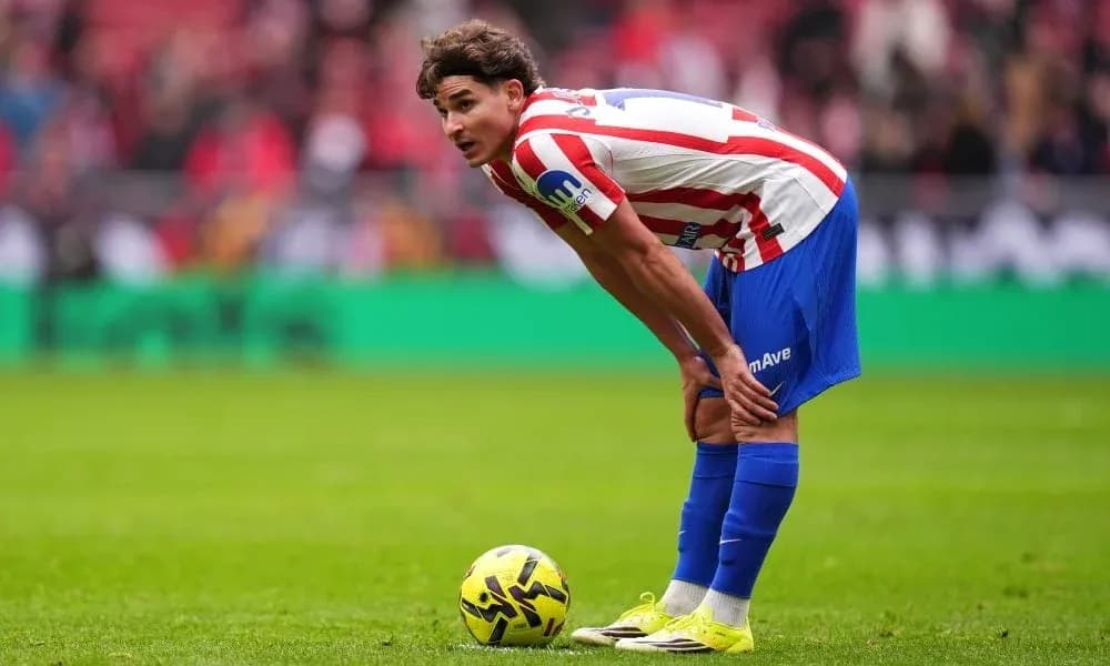 Jugador de Atlético de Madrid preparándose para tiro libre