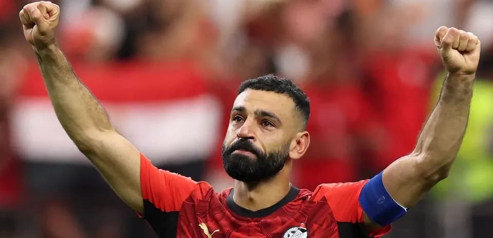 Jugador egipcio celebrando con el puño en alto