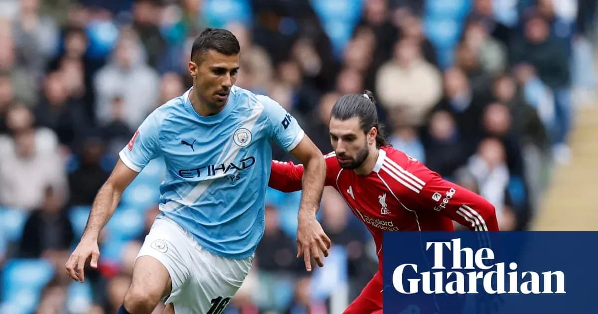 Jugador de Manchester City driblando a oponente de Liverpool