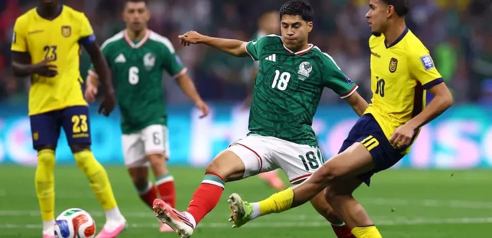 Jugador mexicano disputa el balón con ecuatoriano