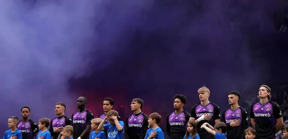 Jugadores y niños alineados durante ceremonia previa al partido