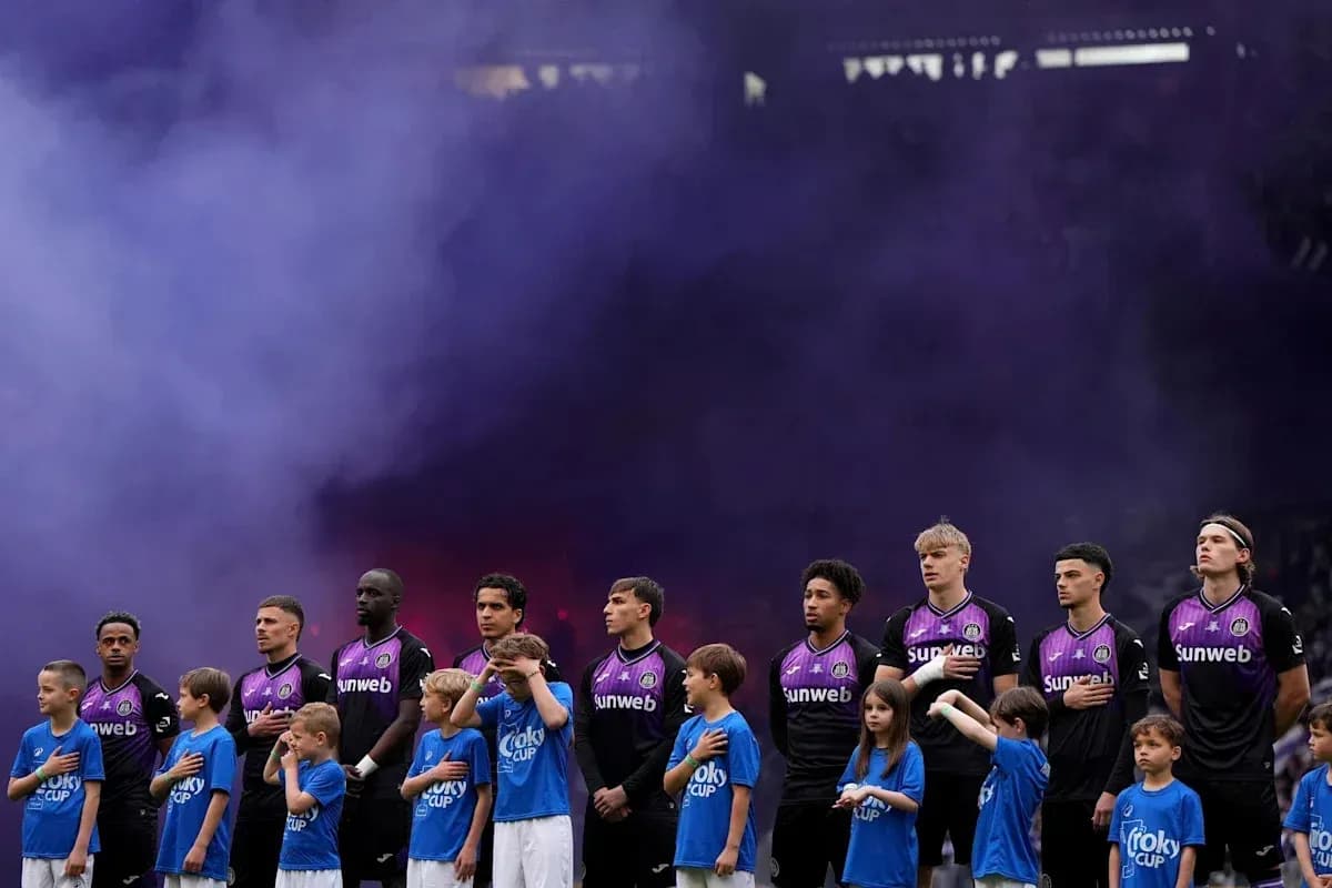 Jugadores y niños alineados durante ceremonia previa al partido