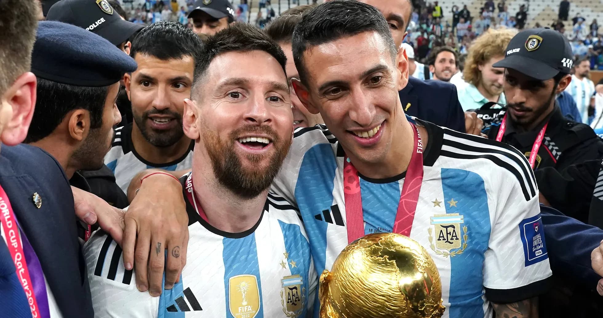 Messi y Di María celebrando con el trofeo FIFA
