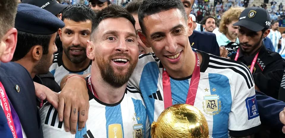 Messi y Di María celebrando con el trofeo FIFA
