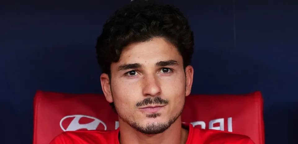 Jugador sentado en el banquillo durante el partido