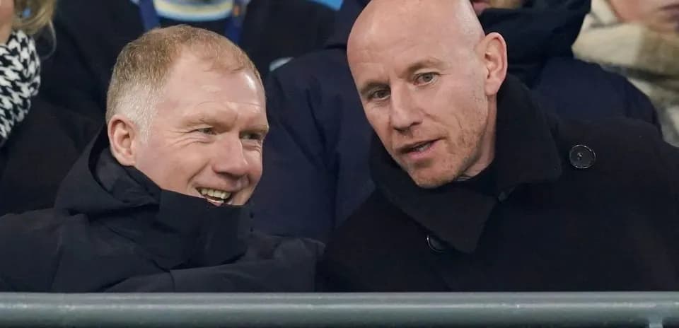 Dos hombres conversando en un evento deportivo