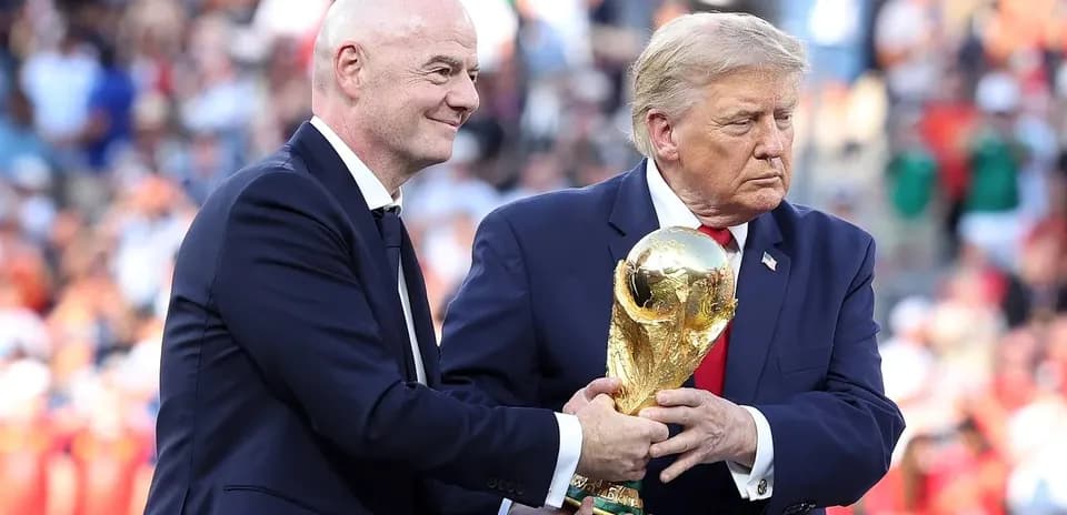 Gianni Infantino y Donald Trump sosteniendo trofeo mundial