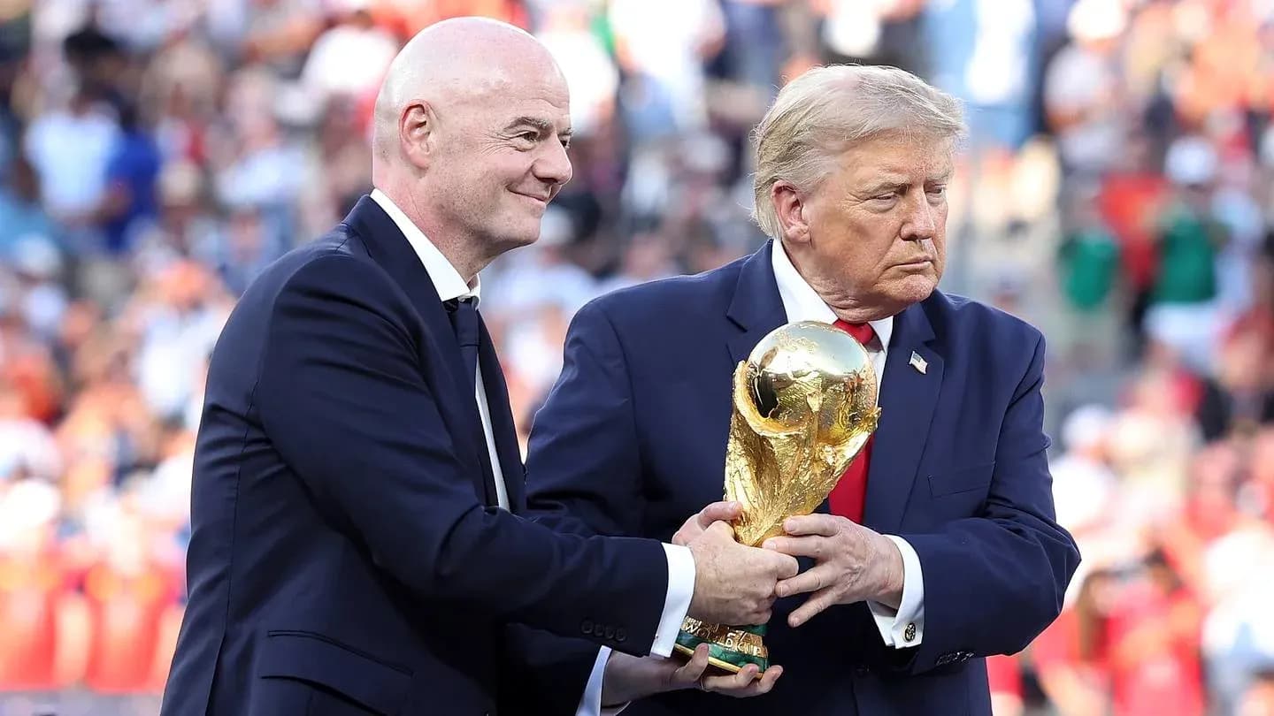 Gianni Infantino y Donald Trump sosteniendo trofeo mundial