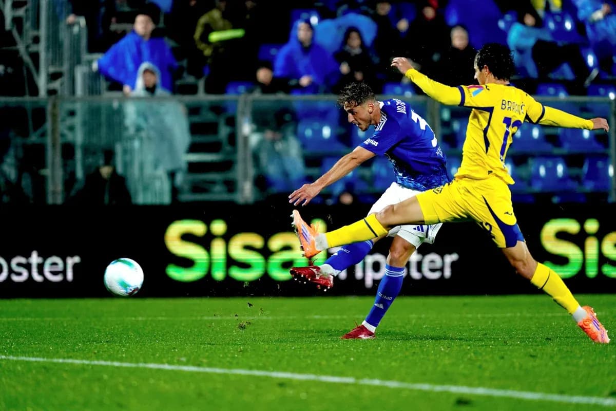 Jugador de Hellas Verona pateando el balón