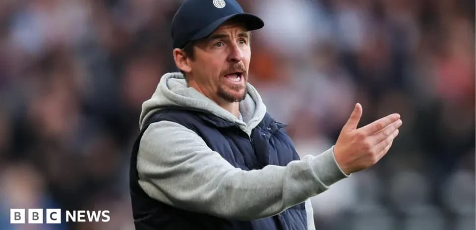 Entrenador dirigiendo a su equipo desde la banda