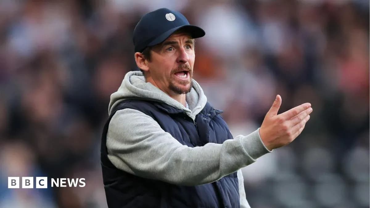 Entrenador dirigiendo a su equipo desde la banda