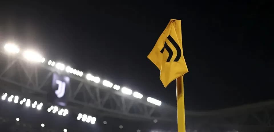 Esquina amarilla del estadio de Juventus iluminada